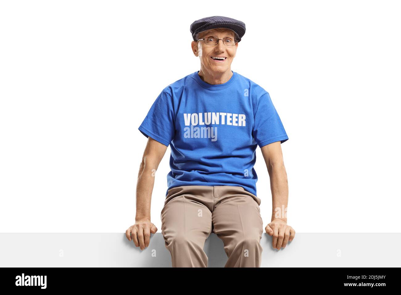 Älterer Mann Freiwilliger sitzt auf leeren Panel isoliert auf weiß Hintergrund Stockfoto