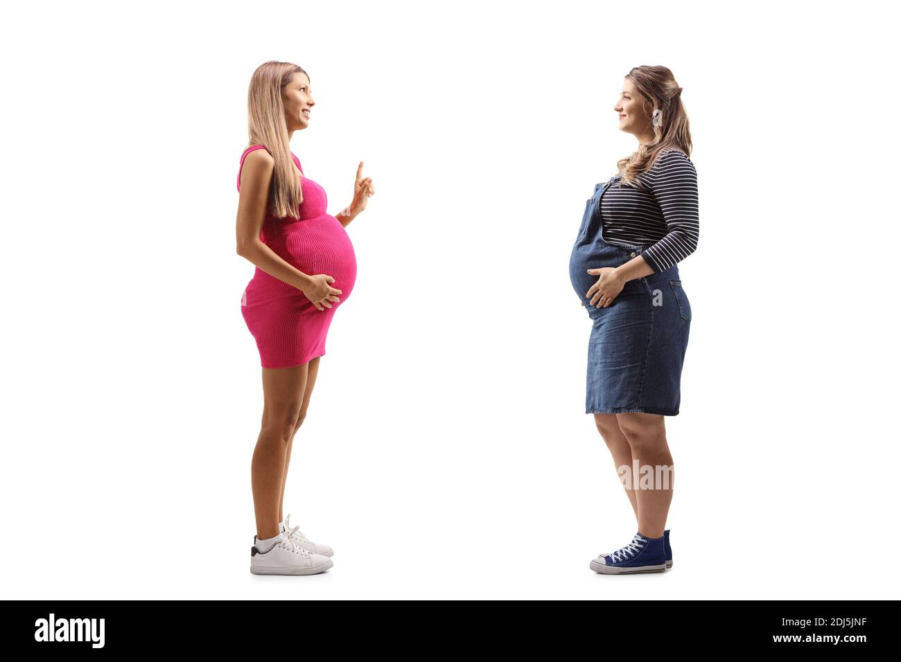 In voller Länge Profilbild von einem zwei schwangeren Frauen mit Ein auf weißem Hintergrund isoliertes Gespräch Stockfoto