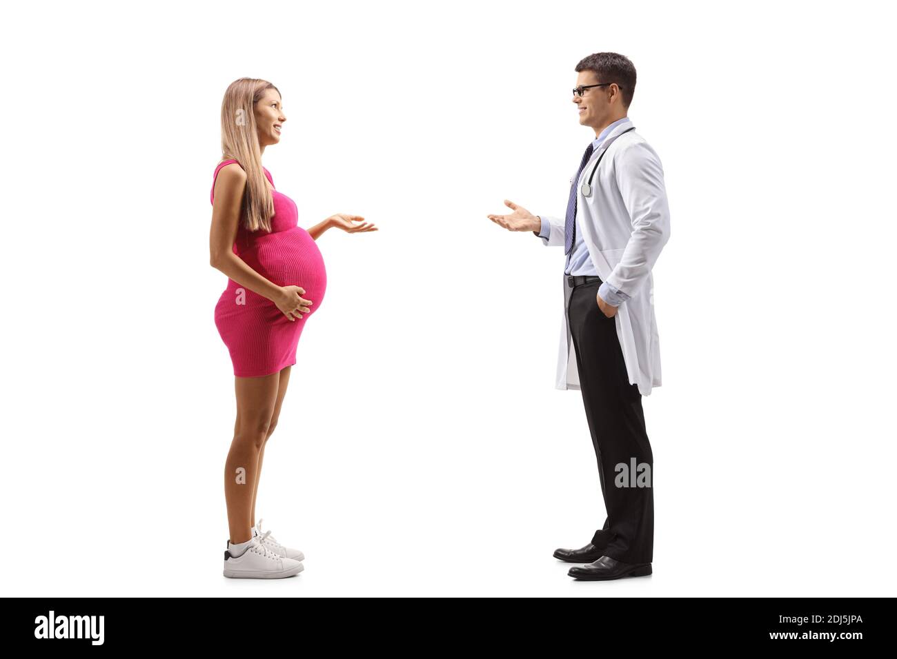 In voller Länge Profilaufnahme einer schwangeren Frau im Gespräch mit Ein männlicher Arzt Gynäkologe isoliert auf weißem Hintergrund Stockfoto