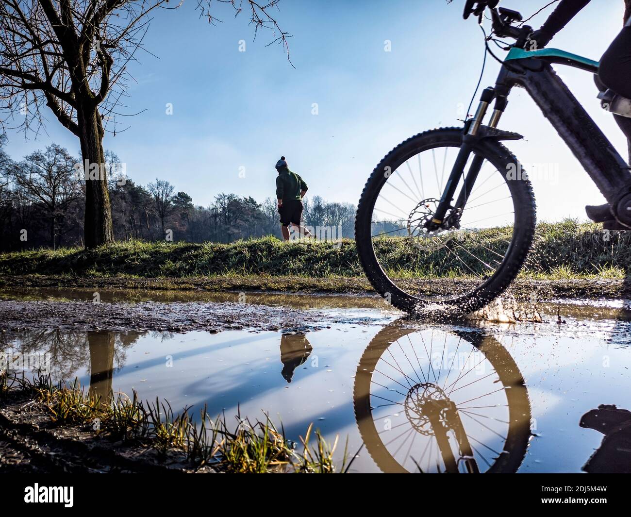 Schlammspuren auf einem Mountainbike-Trail Stockfoto