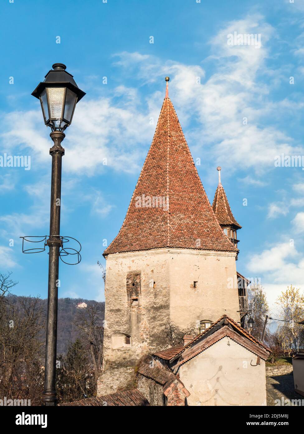 Sighisoara Rumänien - 11.26.2020: Blick auf den Turm der Bootsbauer (Turnul Cizmarilor) im Nordosten der Zitadelle von Sighişoara. Stockfoto