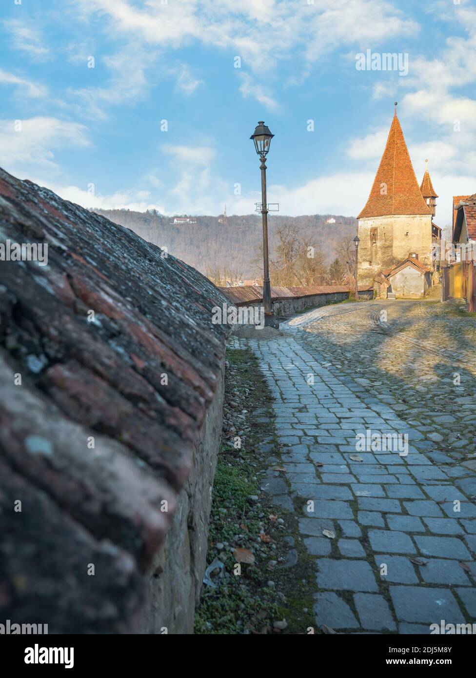 Sighisoara Rumänien - 11.26.2020: Blick auf den Turm der Bootsbauer (Turnul Cizmarilor) im Nordosten der Zitadelle von Sighişoara. Stockfoto