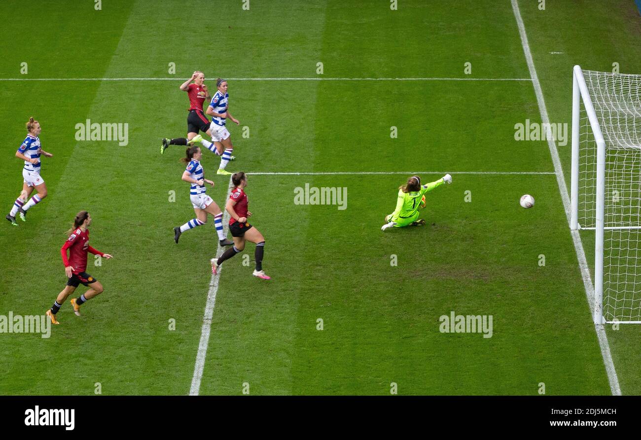 Reading, Großbritannien. Dezember 2020. Leah Galton von man Utd Women erzielt beim FAWSL-Spiel zwischen Reading Women und Manchester United Women am 13. Dezember 2020 im Madejski-Stadion in Reading, England, ein Tor auf 1-0. Foto von Andy Rowland. Kredit: Prime Media Images/Alamy Live Nachrichten Stockfoto