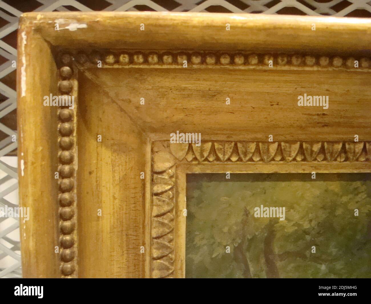 Britischer, neoklassischer Rahmen, Unbekannter framemaker, Ende 18. Bis Anfang 19. Jahrhundert, geschnitztes Holz und Kompo, teilweise über Original-Öl- und Wasservergoldung regiliert Stockfoto