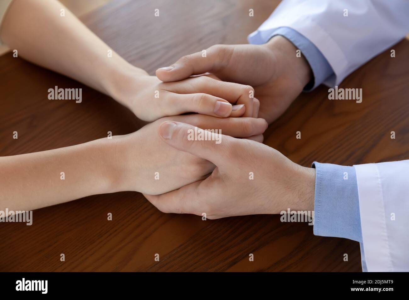 Nahaufnahme des männlichen Arztes Halten Sie die Hände des Patienten Stockfoto