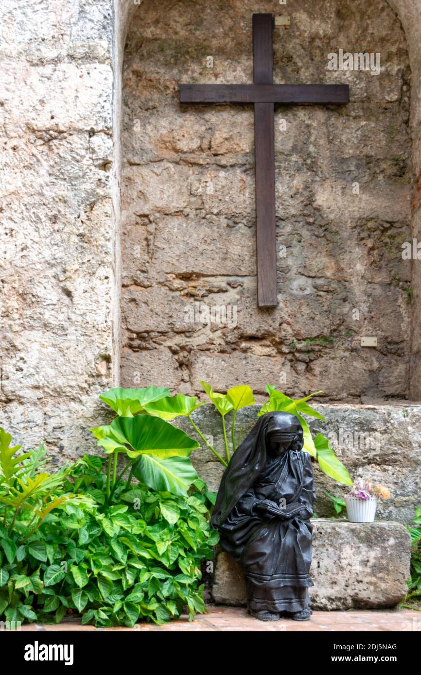 Die Statue von Mutter Teresa von Kalkutta vom kubanischen Bildhauer Jose Villa Soberon, Alt-Havanna, Kuba Stockfoto