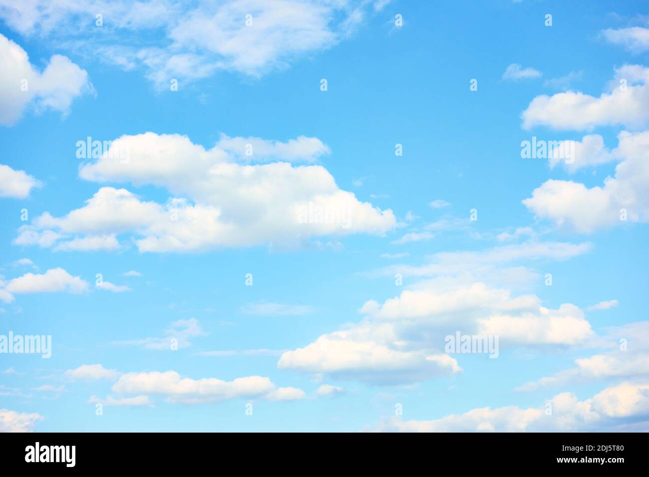 Hellblauer Himmel mit weißen Wolken bei schönem Wetter, kann als Hintergrund verwendet werden Stockfoto