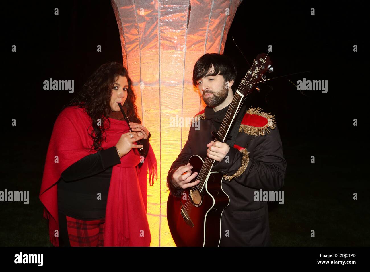 Burns a Light, eine nächtliche Ausstellung von Licht und Feuer zur Feier der Robert Burns Bith im Januar 1759, im Burn Monuments und Robert Burns Birthplace Museum, Alloway, Ayrshire, Schottland, Großbritannien.23 Jan 2016. In den dunklen Gärten spielten Musiker Stockfoto