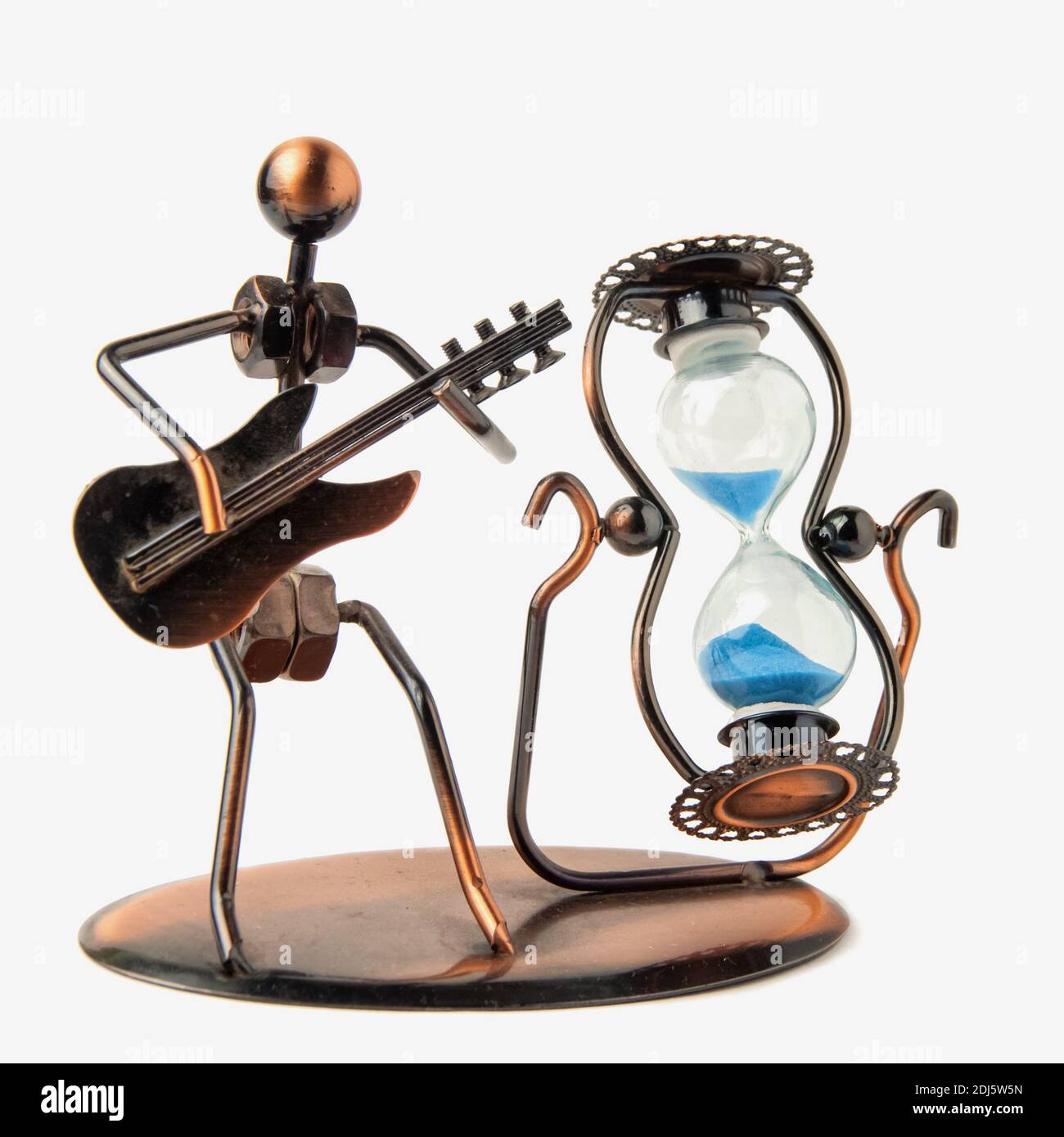 Sanduhr in einem Metallgehäuse und blauem Sand. Neben der Figur eines Mannes mit Gitarre. Isoliert auf weißem Hintergrund Stockfoto