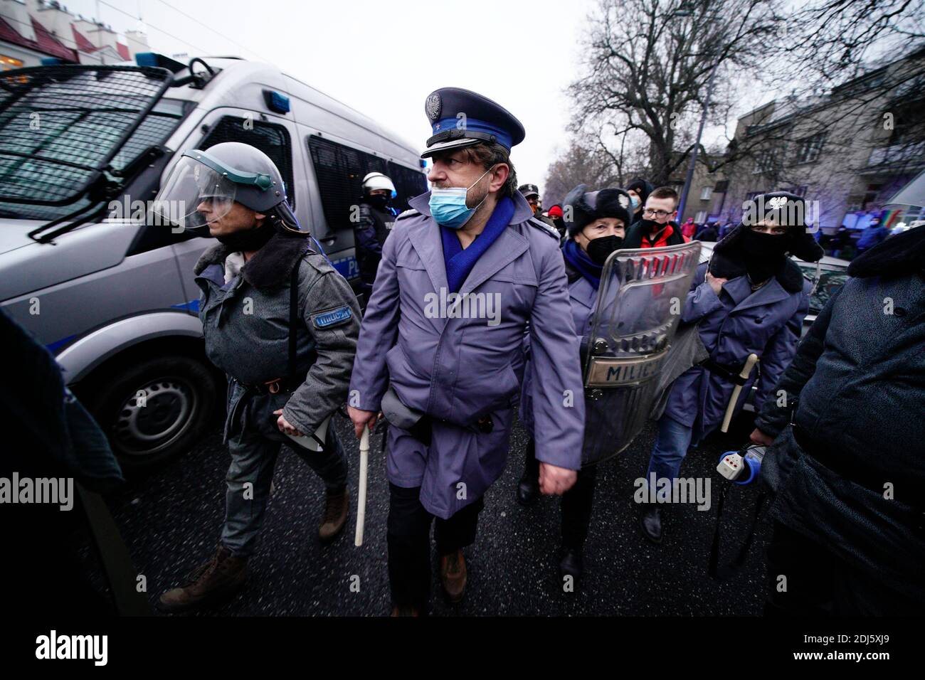 Eine Gruppe von Männern in Scheinuniformen der berüchtigten paramilitärischen Polizei der Sowjetzeit wird während einer Pro-Choice-Demonstration in Warschau, Polen, gesehen Stockfoto