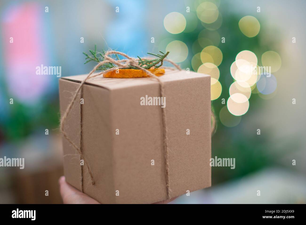 Weihnachts-Geschenkbox in einer umweltfreundlichen Bastelverpackung. Keine Verschwendung. Stockfoto