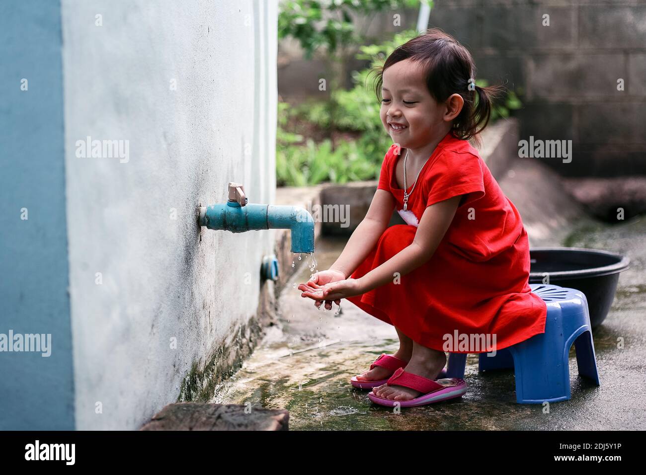 Asiatische kleine Mädchen waschen Hände zu Hause Stockfoto