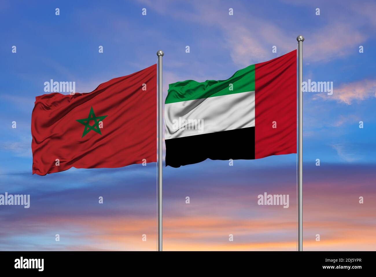 Die Flaggen von Marokko und den Vereinigten Arabischen Emiraten winken Zusammen am blauen Himmel Stockfoto