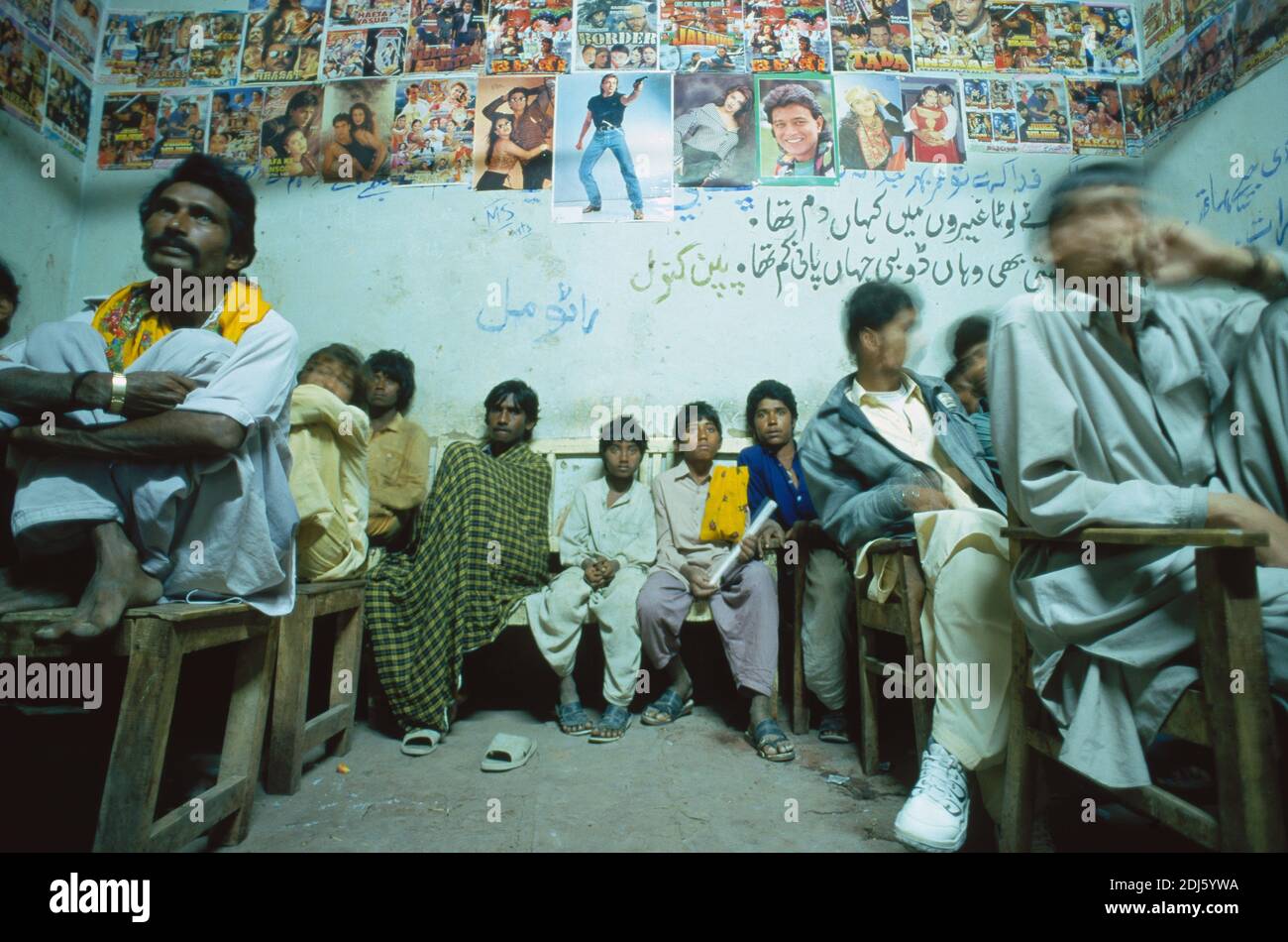 Kinobesucher sehen einen Film im ländlichen Kino in sind , Pakistan Stockfoto
