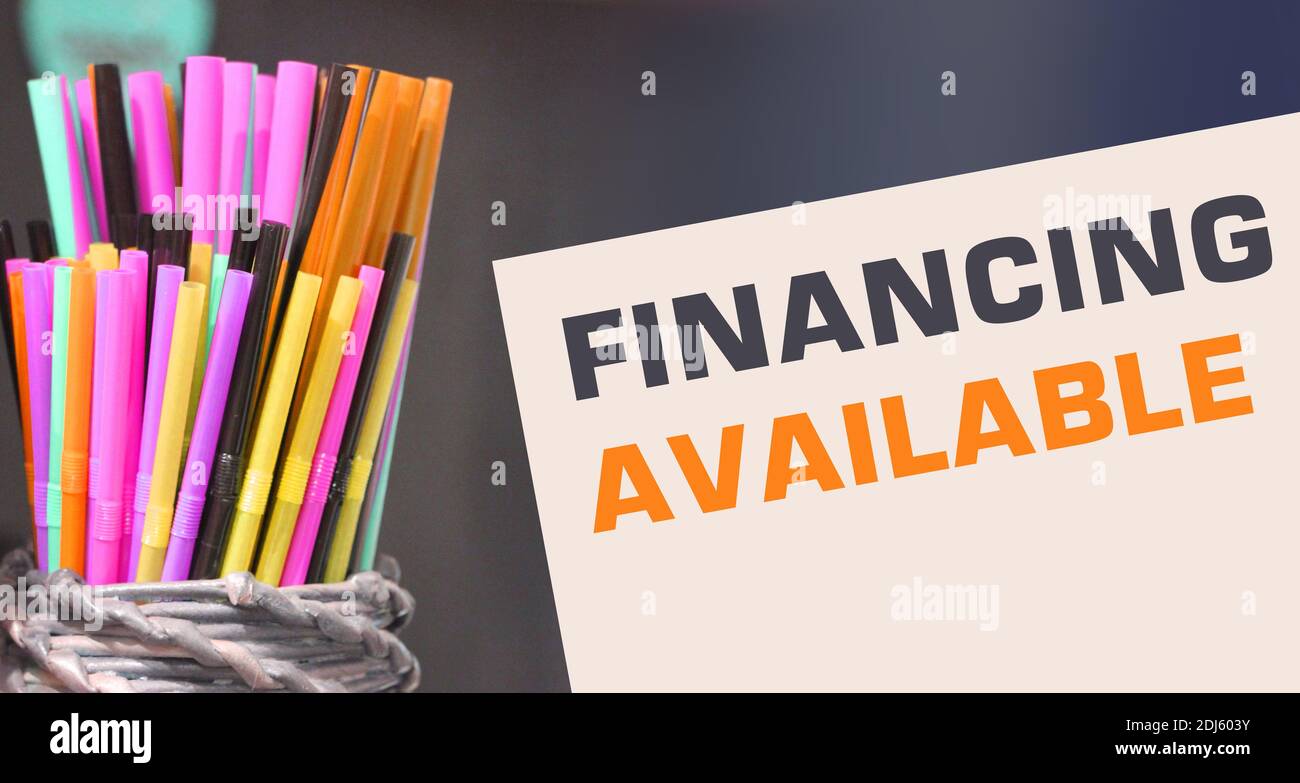 Bunte Trinkhalme und Karte mit Text Finanzierung verfügbare Wörter auf der Karte. Geschäftskonzept. Stockfoto