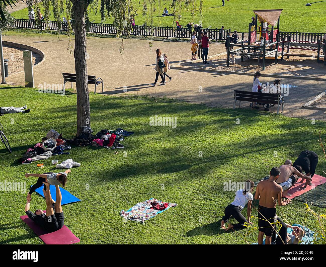 Junge sportliche Paare üben Acro Yoga, akrobatische Aktivitäten am Wochenende während Covid-19 Pandemie Stockfoto