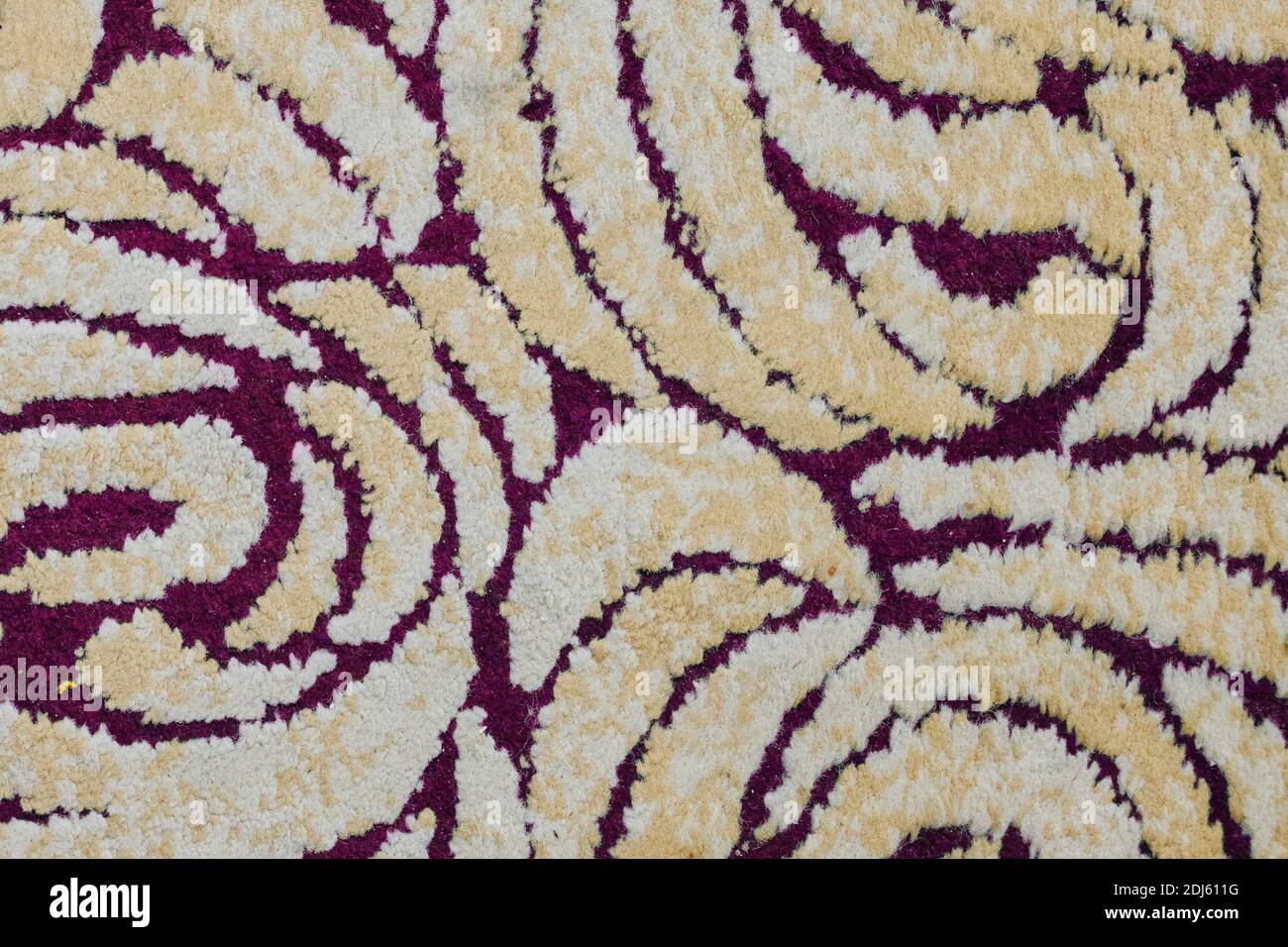 Textiler Hintergrund mit violettem Muster. Stoffstruktur mit halbrunder  Linie. Teppich Textur mit lila Linie, Teppich Nahaufnahme Stockfotografie -  Alamy