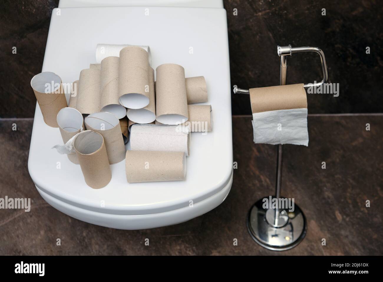Leere Toilettenpapierrollen sind im Badezimmer, Nahaufnahme Stockfoto