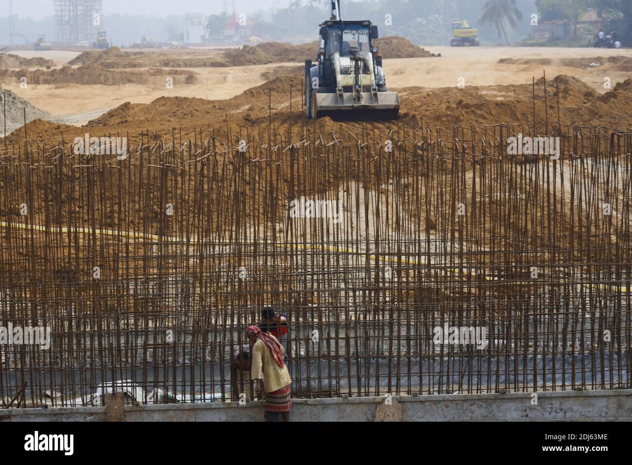Verlegung von Gleisen und anderen damit verbundenen Bauarbeiten in vollem Gange in Nischintapur, in den Peripherien der Stadt Agartala gelegen. Ein weiteres großes Eisenbahnprojekt, das Indien und Bangladesch durch Tripura verbindet, steht an der Schwelle zur Fertigstellung. Agartala, Tripura, Indien. Stockfoto