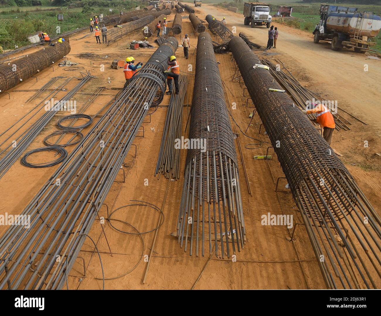 Verlegung von Gleisen und anderen damit verbundenen Bauarbeiten in vollem Gange in Nischintapur, in den Peripherien der Stadt Agartala gelegen. Ein weiteres großes Eisenbahnprojekt, das Indien und Bangladesch durch Tripura verbindet, steht an der Schwelle zur Fertigstellung. Agartala, Tripura, Indien. Stockfoto
