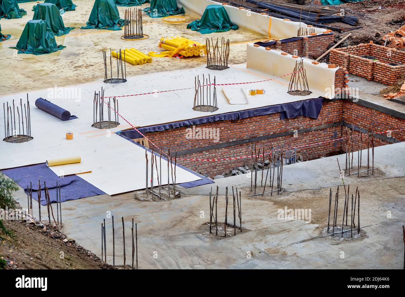 Dämmstoffe für Gebäudefundamente und Keller. Fußbodenplatten Dämmarbeiten, Dämmmaterial über Betonplatten, um Wasser abzuhalten. Stockfoto