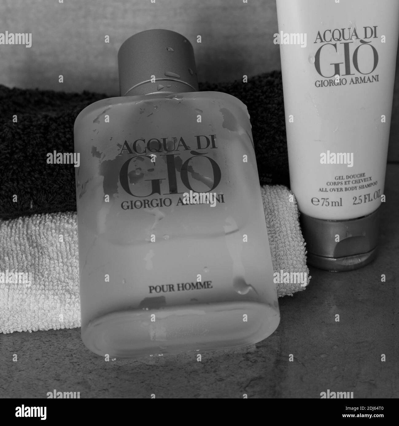 Das luxuriöse Acqua di Gio Eau de Toilette und Duschgel von Armani für  Männer mit Wassertropfen. Wird für gute Hygiene und Aussehen verwendet  Stockfotografie - Alamy