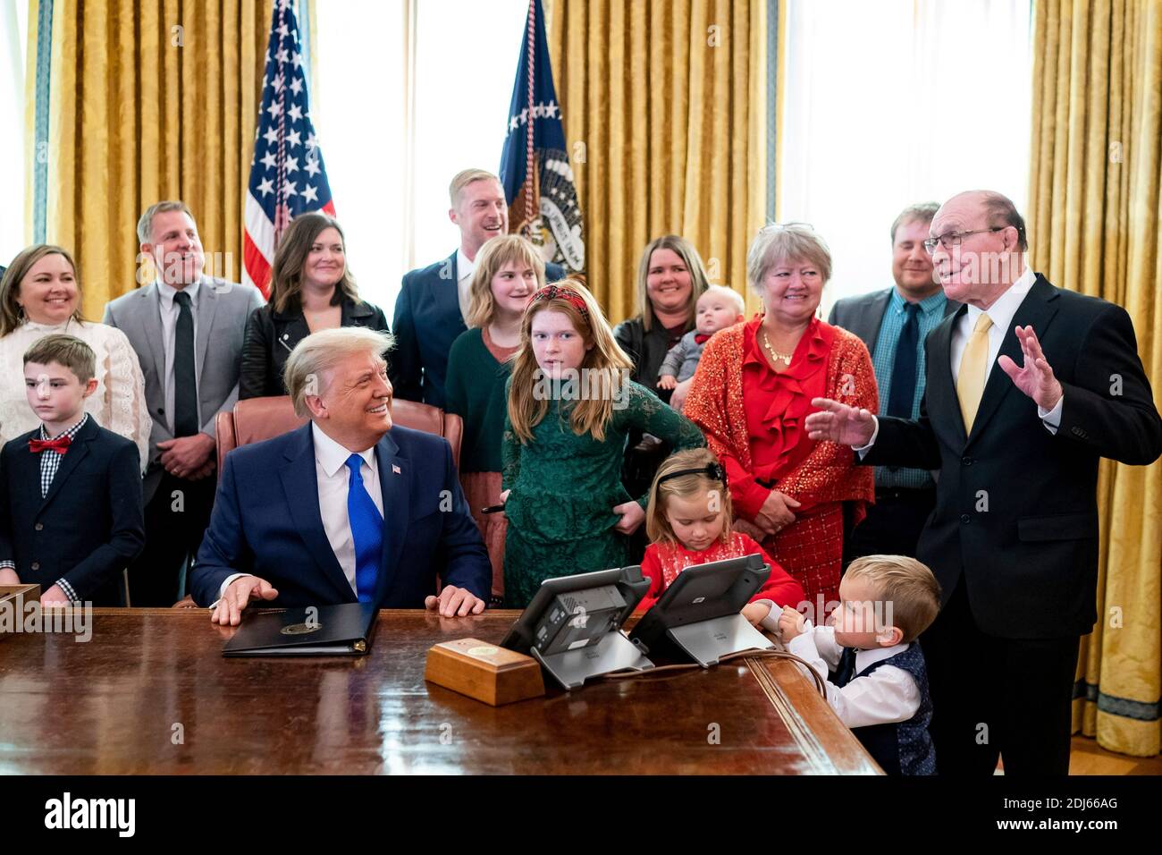 Olympiasieger Dan Gable, rechts und Familie versammeln sich um Präsident Donald Trump für ein Foto nach der Verleihung der Medaille der Freiheit im Oval Office des Weißen Hauses am 7. Dezember 2020 in Washington, D.C. Stockfoto