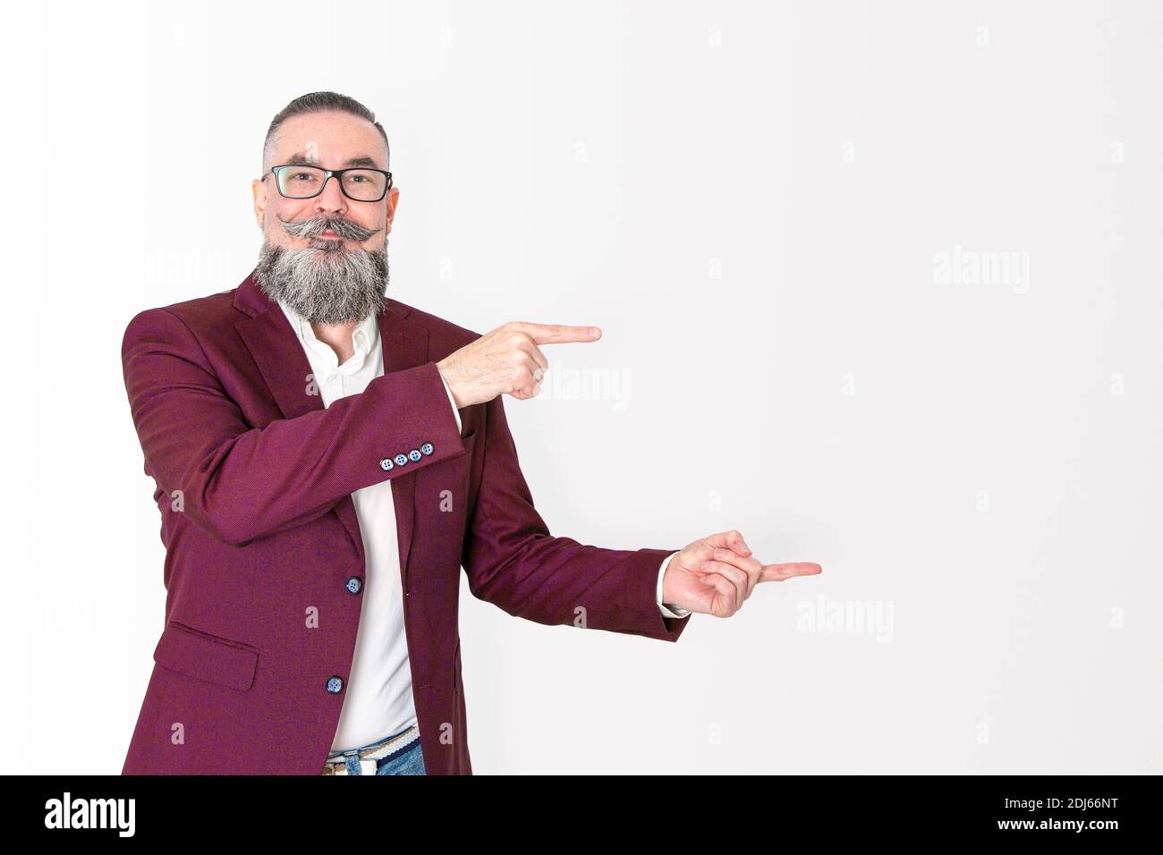 Mann mit einem großen Bart und Brille freuen sich mit Der Index beider Hände, die auf die Seite zeigen Um Speicherplatz zu kopieren, in den Ihr t Stockfoto