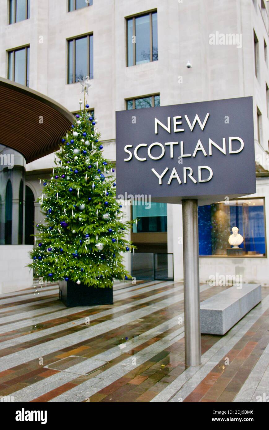 Metropolitan Police Annual Christmas Tree Appeal mit Weihnachtsbaum vor New Scotland Yard (Hauptsitz der Met), London, Großbritannien gestartet. Stockfoto