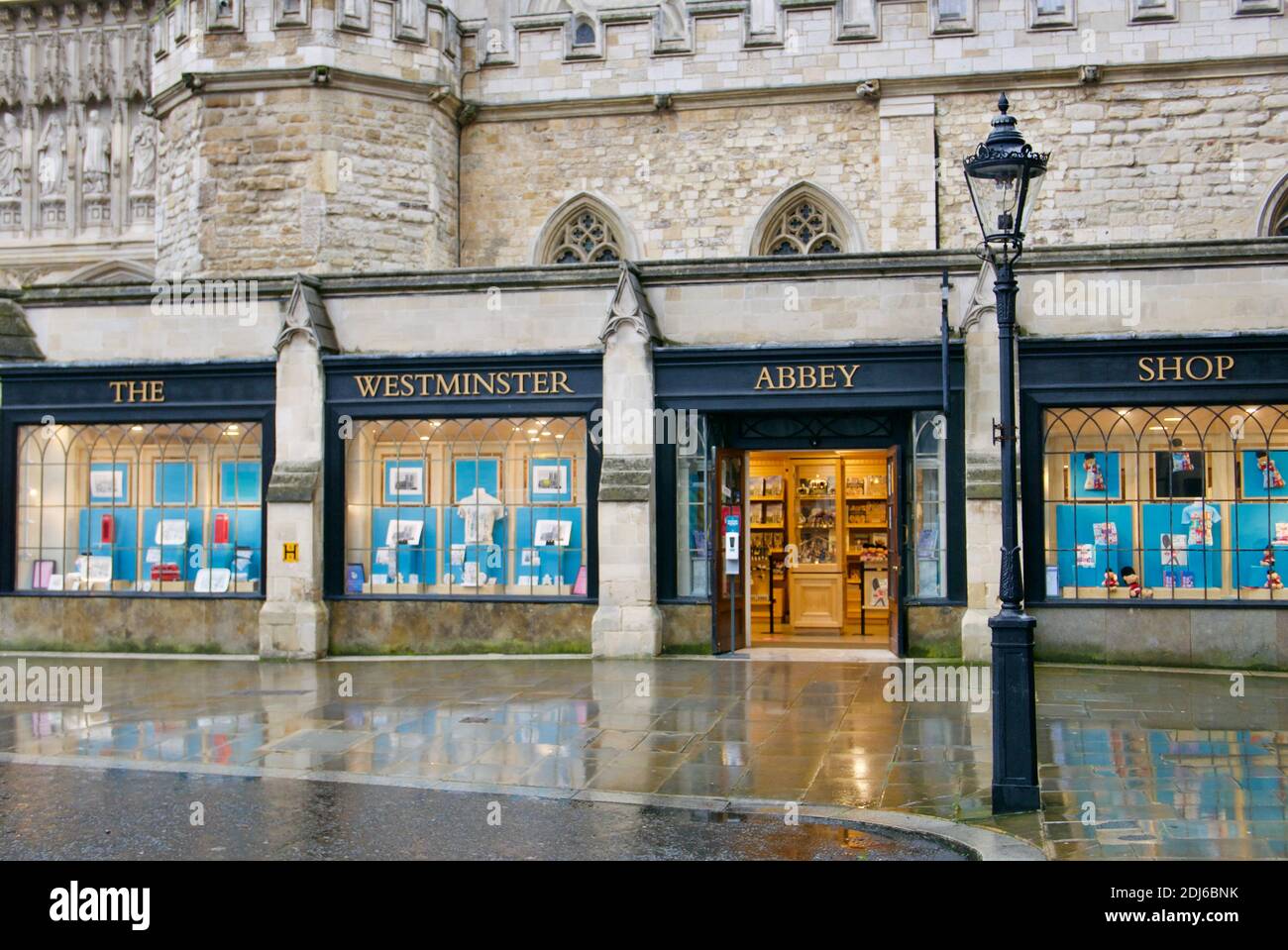 Westminster Abbey Shop Fenster mit offenen Türen, aber keine Kunden an einem Wochenende im Dezember 2020. Christlicher Laden, der religiöse Bücher und Souvenirs verkauft Stockfoto