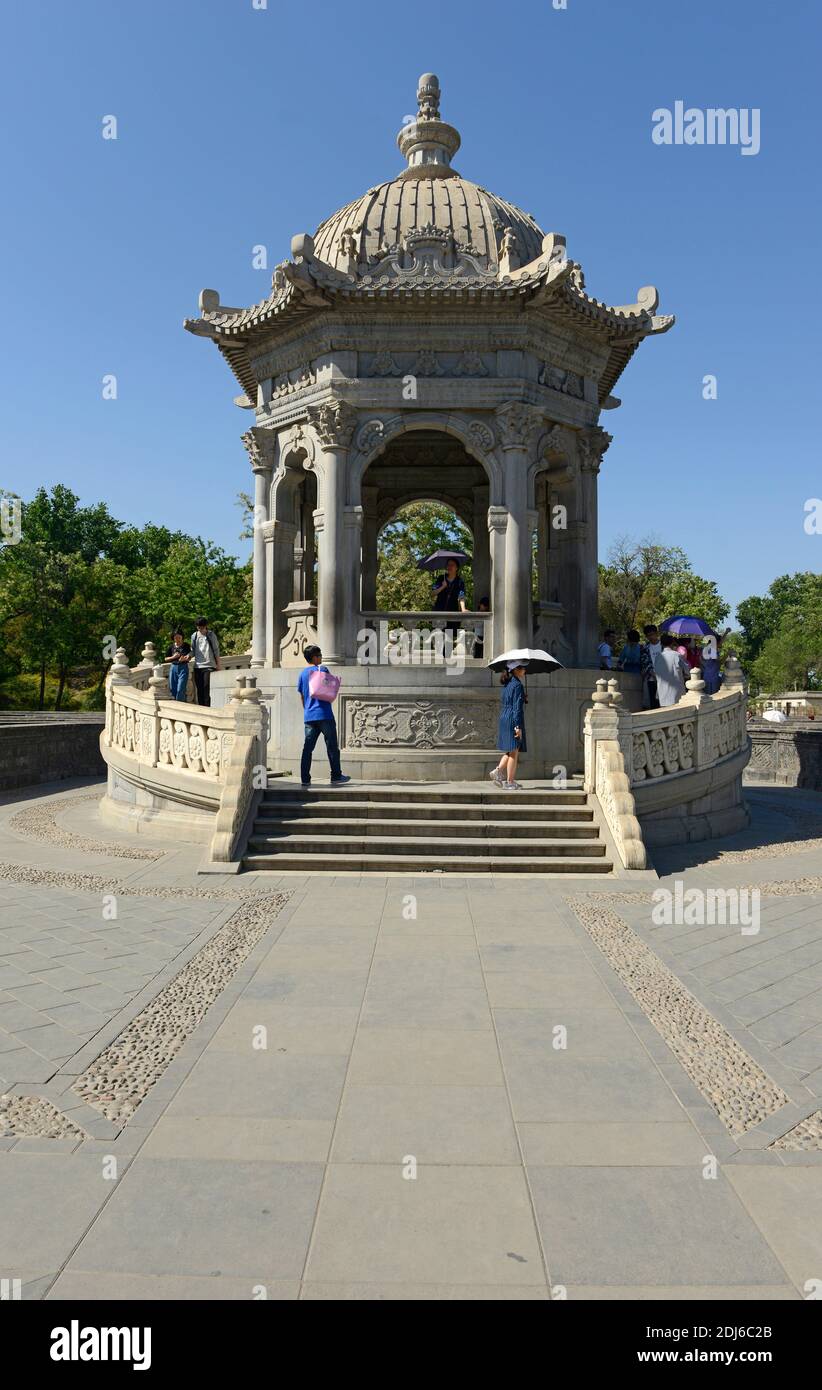 Blick auf die Pagode im Labyrinth in den Ruinen des alten Sommerpalastes oder Yuanmingyuan in den nordwestlichen Vororten von Peking, China Stockfoto