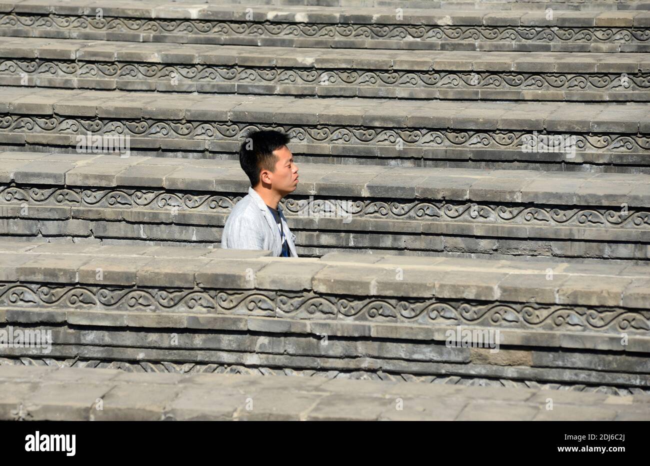 Ein Mann geht im Labyrinth in den Ruinen des alten Sommerpalastes oder Yuanmingyuan in den nordwestlichen Vororten von Peking, China Stockfoto