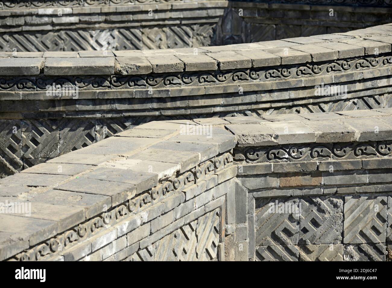 Blick auf das Labyrinth in den Ruinen des alten Sommerpalastes oder Yuanmingyuan in den nordwestlichen Vororten von Peking, China Stockfoto