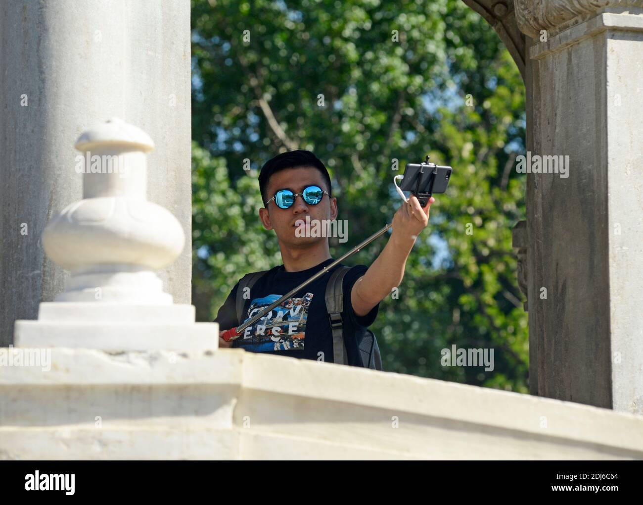 Ein Besucher macht ein Selfie an der Pagode im Labyrinth in den Ruinen des alten Sommerpalastes oder Yuanmingyuan in den nordwestlichen Vororten von Peking, China Stockfoto