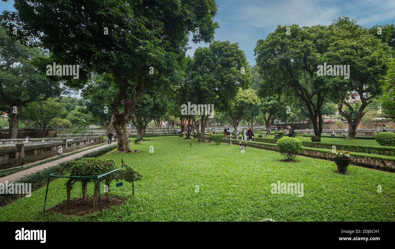 Hanoi, Vietnam - November 2015: Besucher im Garten des Tempels der Literatur, die erste Universität Schule in Ha Noi, Vietnam als Vietnam National Heritag Stockfoto