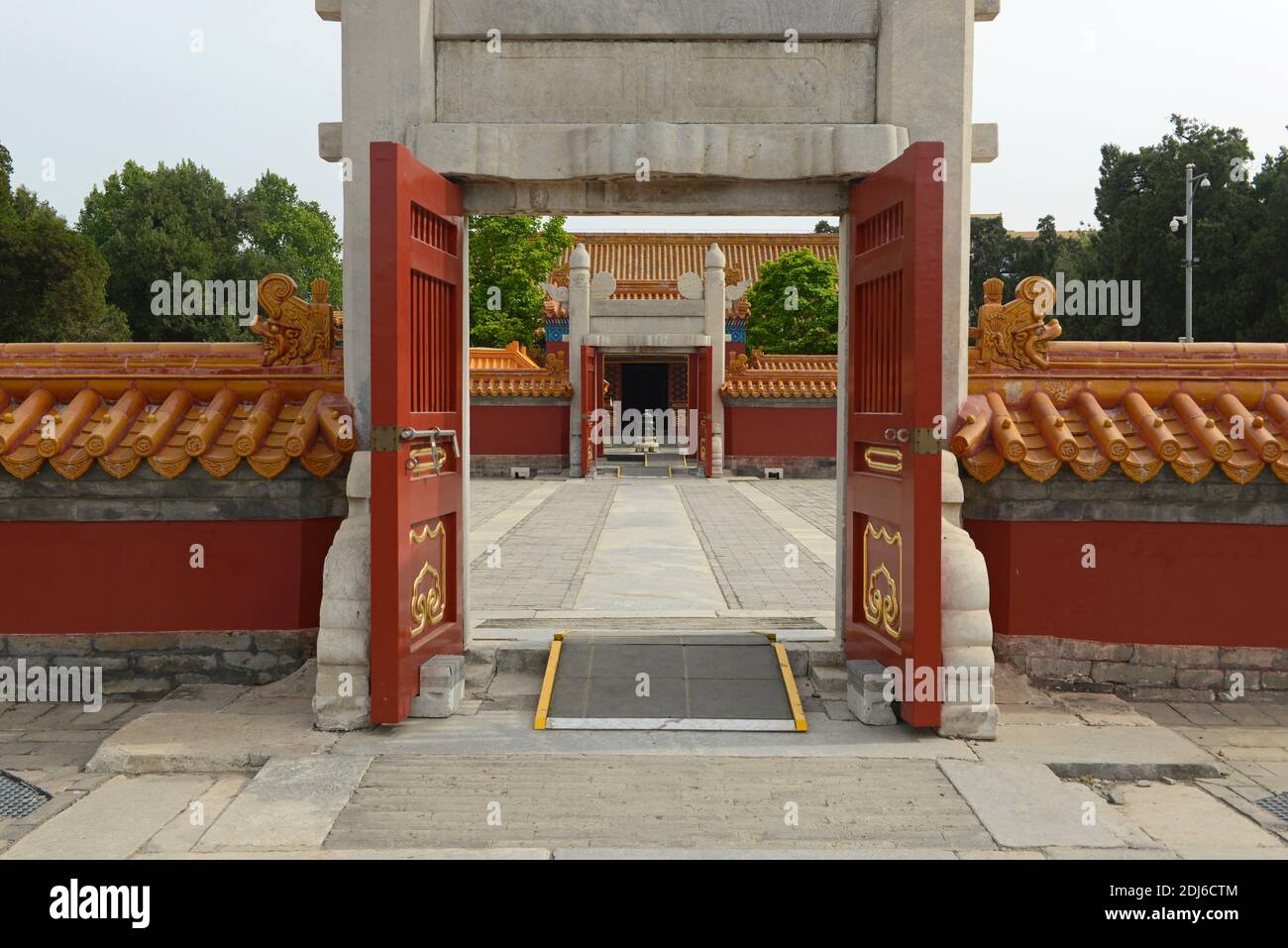 Alte Tore geben Zugang zu den innersten Abschnitten des Tempels der Erde, oder Ditan, in Peking, China Stockfoto