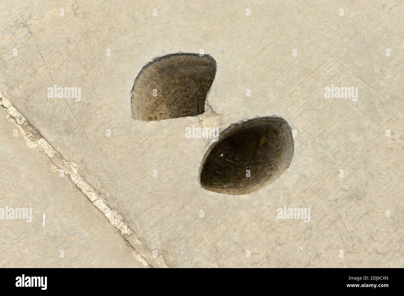 Eine Steinbodenplatte mit einem eingegliederten Kanal, damit ein Pferd im Tempel der Erde, oder Ditan, in Peking, China, angekupfert werden kann Stockfoto