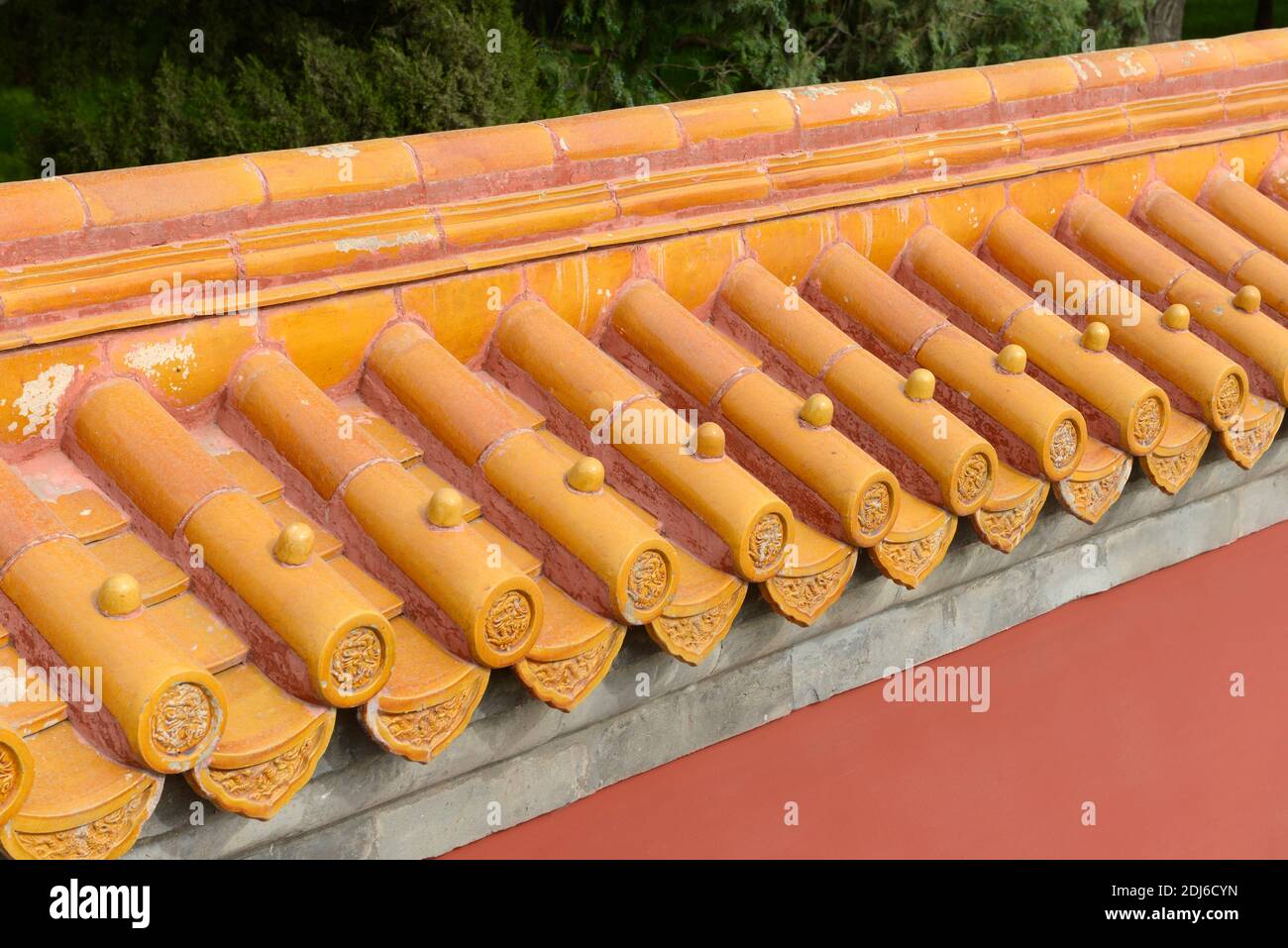 Restaurierte orangene Kacheln auf einer Mauer am Tempel der Erde, oder Ditan, in Peking, China Stockfoto