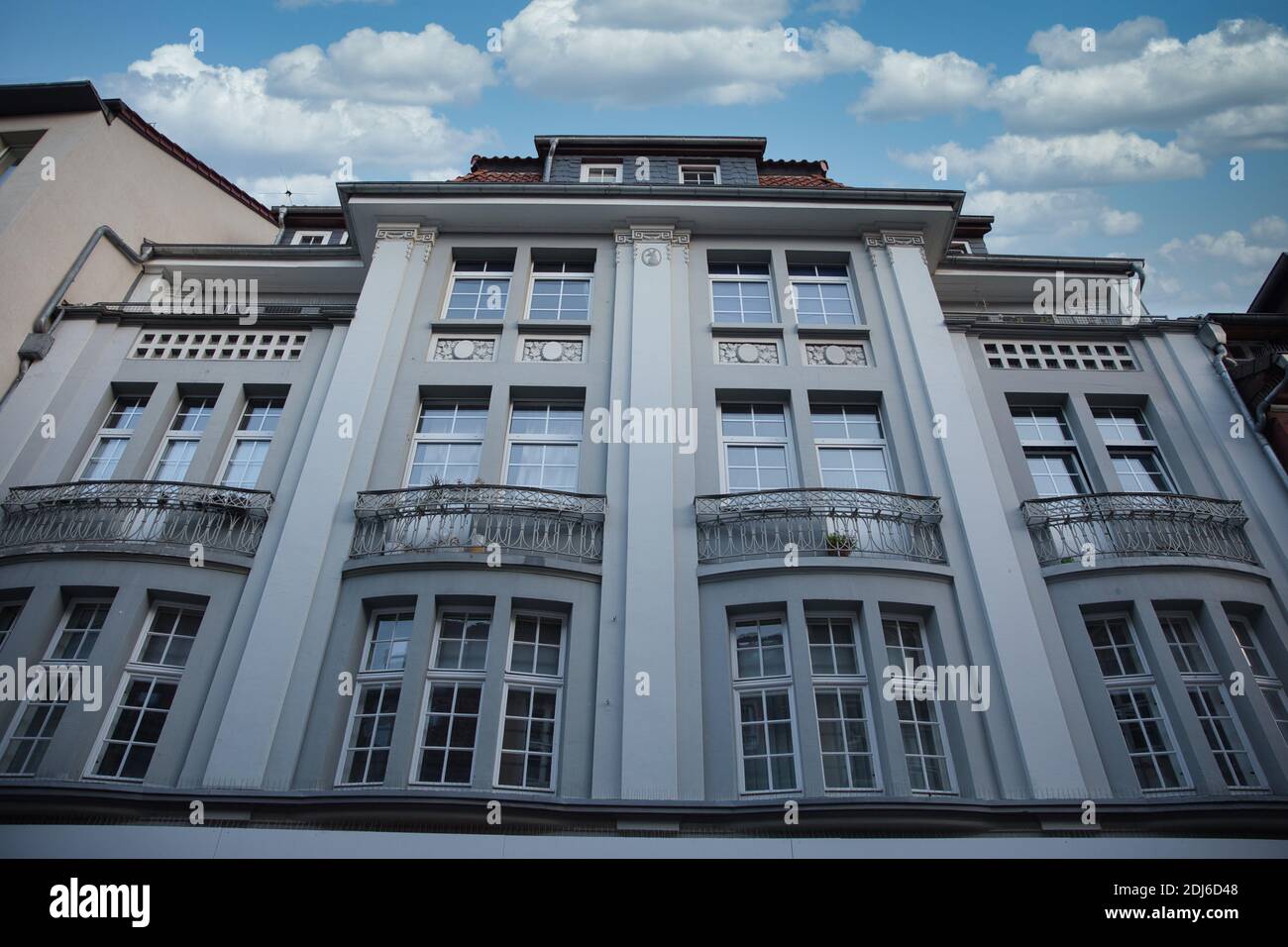 Historische Gebäudefassade in Göttingen Deutschland. Low-Angle-Ansicht. Stockfoto