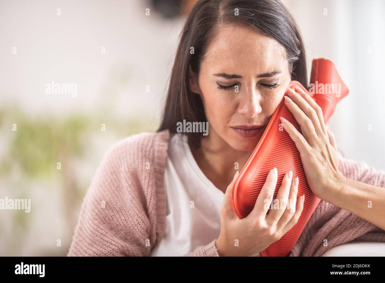 Frau versucht, die Schmerzen durch Weisheit Zahn verursacht zu lindern. Stockfoto