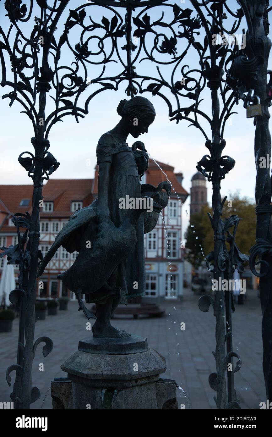 Gänseliesel Brunnen Wahrzeichen Silhouette in Göttingen Deutschland. Profilansicht. Volle Länge. Stockfoto