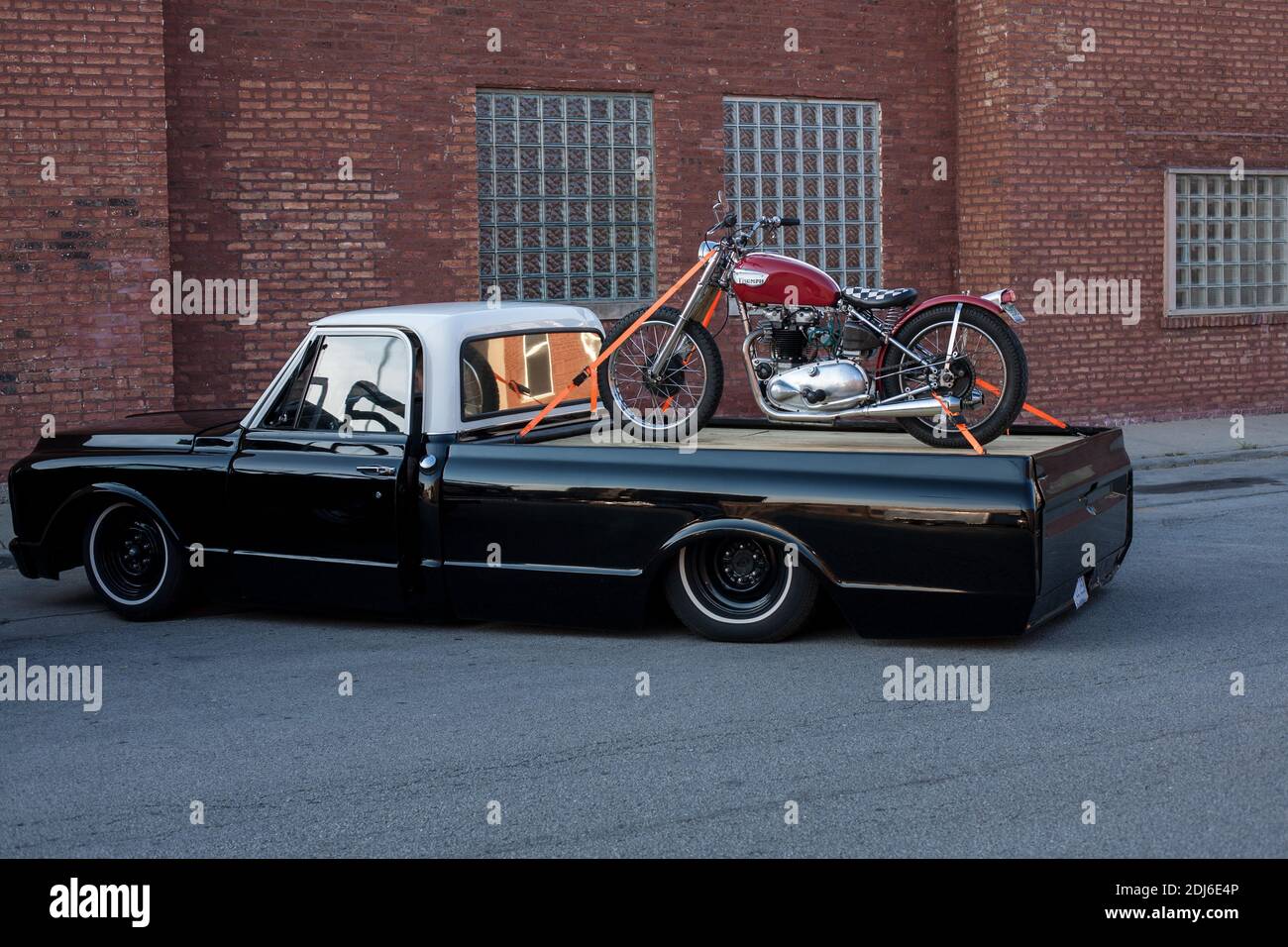 70er chevrolet mit Triumph Bobber in Chicago, IL, USA Stockfoto