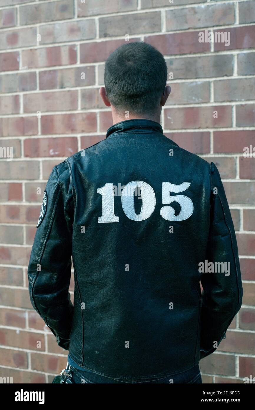 Der Mann trägt eine handbemalte Lederjacke mit der Nummer 105 Chicago, IL, USA Stockfoto