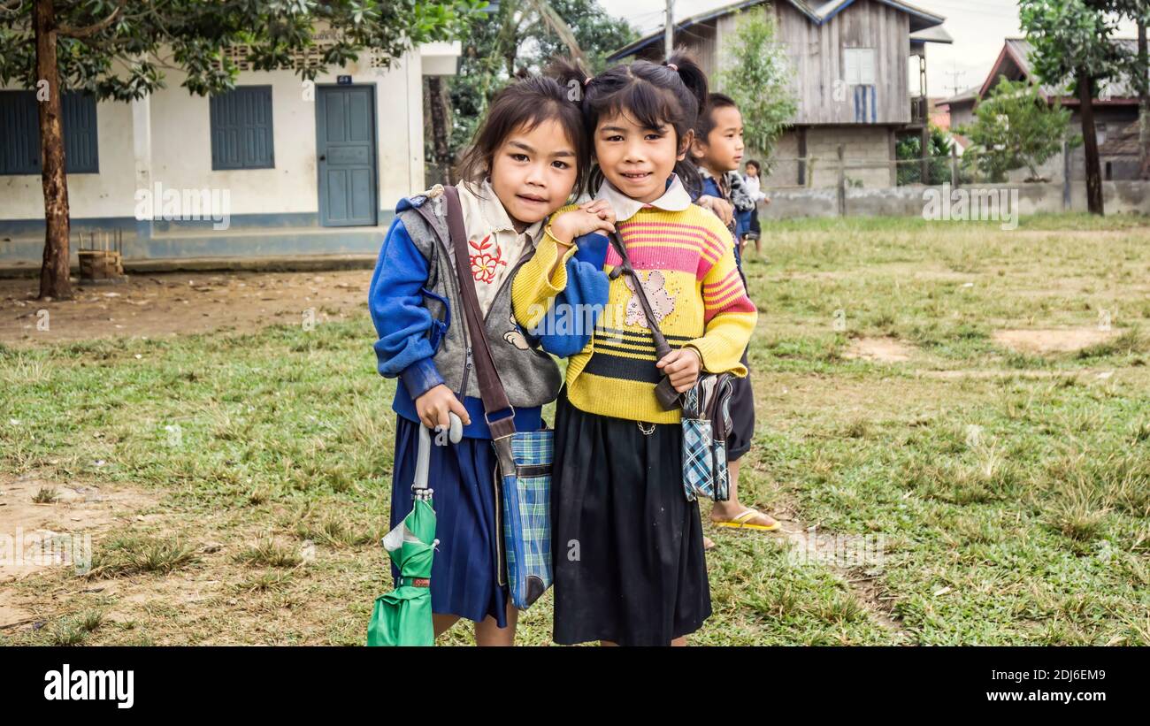 Laos - Dezember 2015: Schulmädchen an ihrer Schule in Laos Land Stockfoto