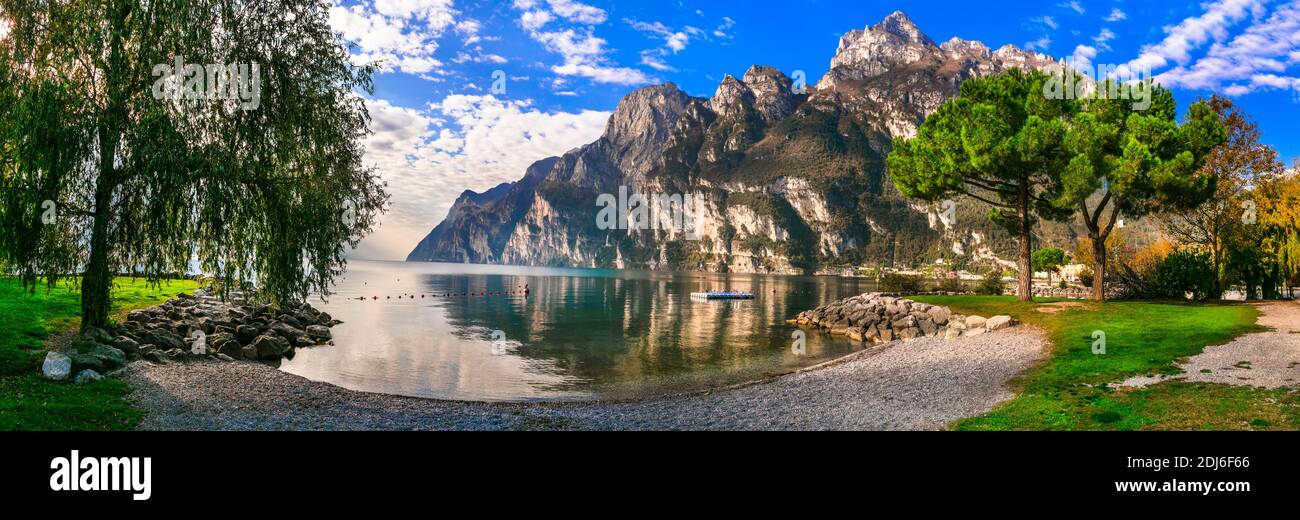 Idyllische Naturkulisse. Wunderbarer Lago di Garda See. Riva del Grada. Norditalien, Trient Stockfoto