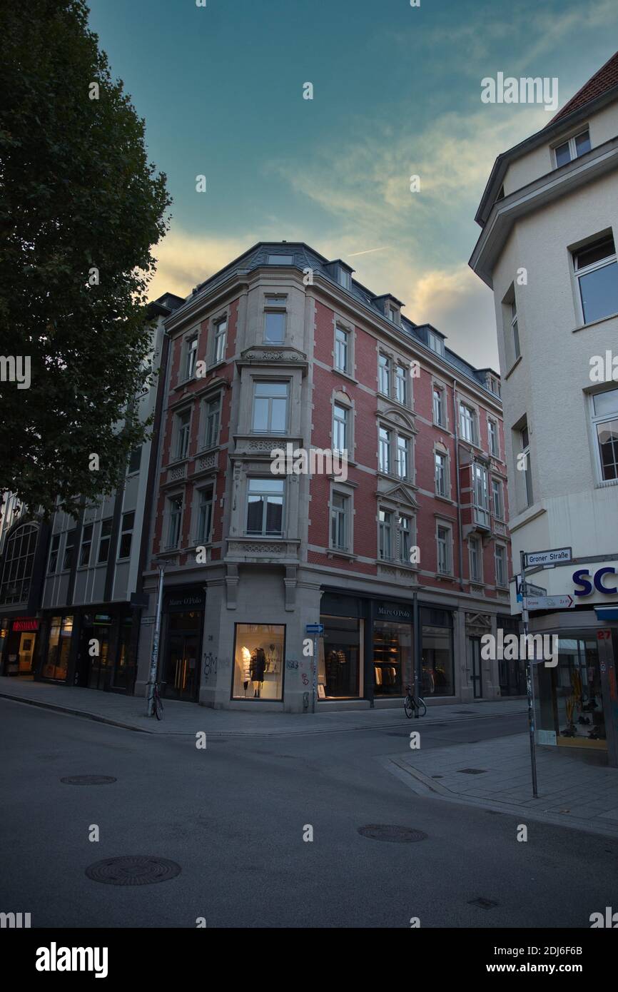 Göttingen Deutschland. Herbst 2020. Bekleidungsgeschäft und leere Straßen in der Groner Straße. Stockfoto