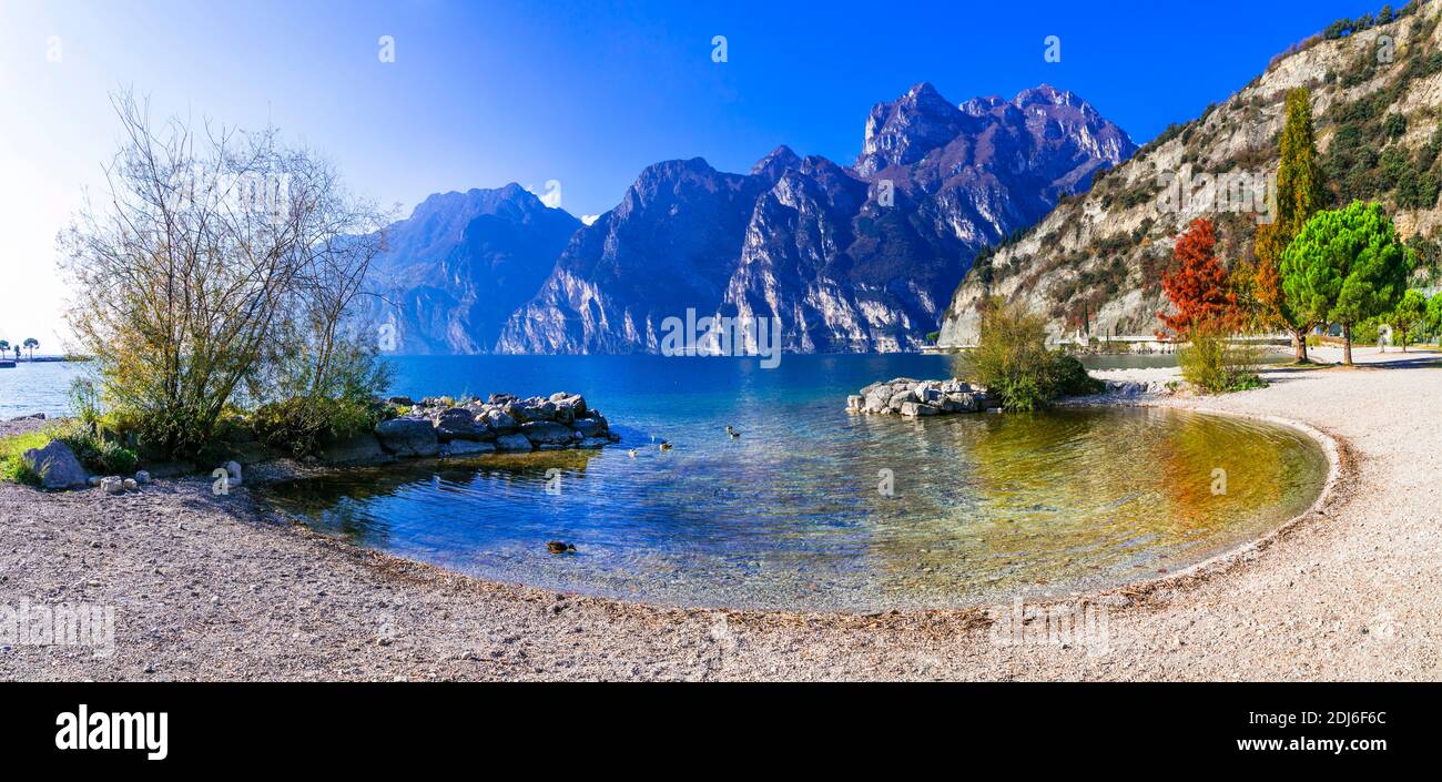 Wunderschöne Herbstlandschaft. Sonniger Morgen in Riva del Garda. Gardasee, Norditalien Stockfoto