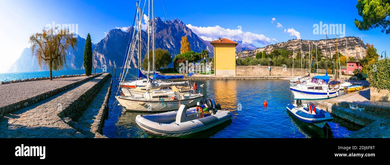 Idyllische Naturkulisse. Wunderbarer Lago di Garda See. Torbole. Norditalien Stockfoto