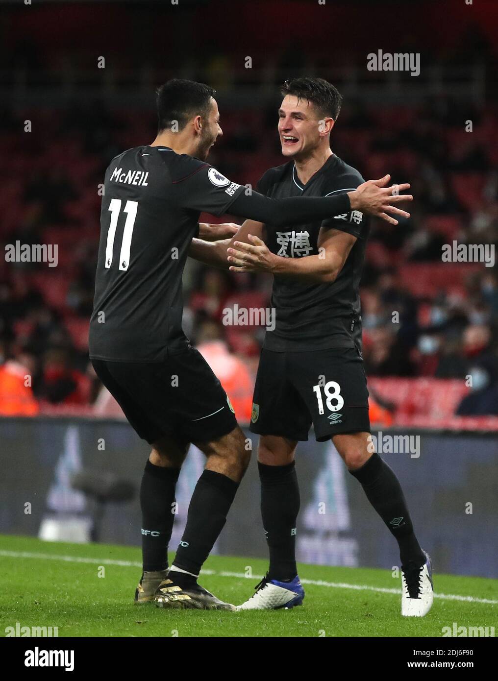 Burnleys Ashley Westwood (18) wird von Teamkollege Dwight McNeil (links) gratuliert, nachdem er während des Premier League-Spiels im Emirates Stadium, London, die Unterstützung für das eigene Tor von Pierre-Emerick Aubameyang von Arsenal erhalten hat. Stockfoto