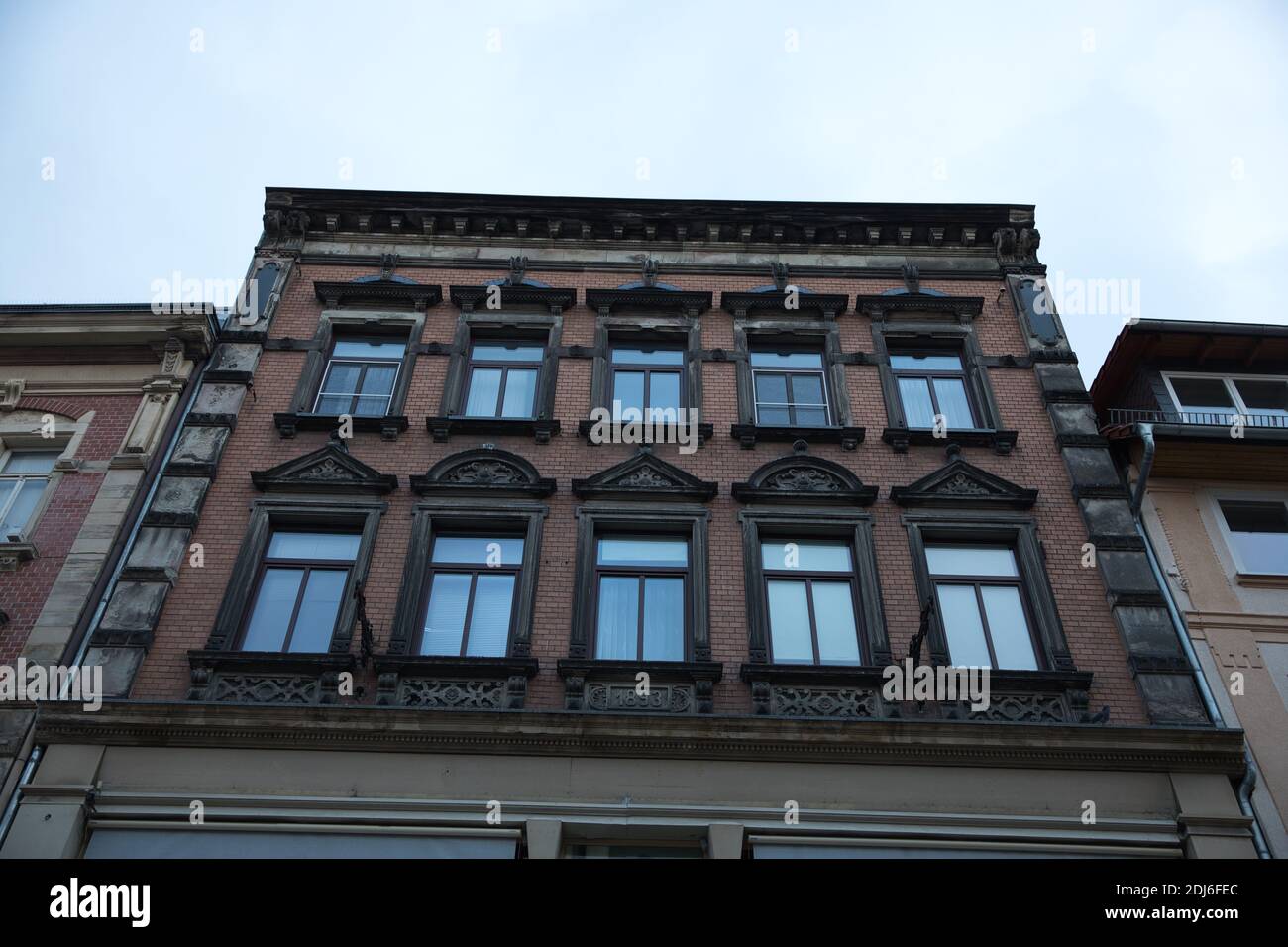 Klassische Bauarchitektur mit großen Fenstern. Göttingen Deutschland. Low-Angle-Ansicht. Stockfoto